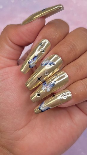 Does your chrome nails come out shimmery? Save this NAIL 101 for tips & tricks on how to get a smooth and reflective chrome finish!✨ ⭐ Apply chrome over Chrome Effect Gel or a no wipe gel top coat (applying over a tacky layer will result in a shimmery finish) ⭐ Fully cure the Chrome Effect Gel for 60 seconds ⭐ Make sure the applicator (such as a silicone tool) has enough chrome powder ⭐ Gently apply the chrome powder (too much pressure will make it streaky) ⭐ Brush off excess chrome powder befor