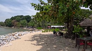 Penang is the ultimate destination for beach lovers and food enthusiasts alike. Immerse yourself in the vibrant culture, savor delectable local cuisine, and unwind at our exquisite beach resort. To get more information check out this link: https://bit.ly/3oqnGmp . . #foodie #foodlovers #beachresort #beach #beachrestaurant #penang #malaysia #penangfood #malaysiabeachresort #food #everyone #explore #travel #trending #reels #exploretravel | ExploreTraveler