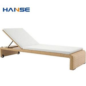 [Hot Item] Foldable Outdoor White Plastic Sun Loungers Promotional in Water Pool Chair Furniture Ledge Sun Loungers