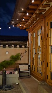 Where tradition meets color. Hue Festavia Globe outdoor string lights bring a modern glow to the Hanok. #philipshue #lightdesign #lightdesign | Philips Hue