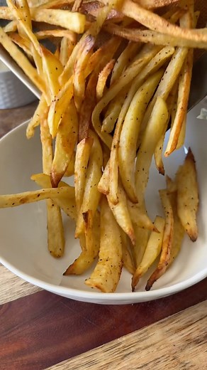 Baked Lemon Pepper Fries 🍟🍟 With a Spicy Lemon Mayo 🌶️ Fries are my weakness 🫠 * 2 Large Russett Potatoes * 1 Tbsp Lemon Pepper (used @goldensteersteakco Bowtie Seasoning) * Salt & Pepper to taste * 2 tbsp olive oil * Parsley to garnish 1. Preheat your oven to 400 degrees. Slice your potatoes into thin, evenly cut strips. Soaking potatoes in water helps remove excess starch( soaked 1 hour), making them more crispy! Season generously with lemon pepper, Sergio’s Seasoning, and oil. 1. Arrange 