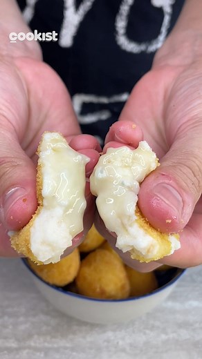 Did you know that #pears are excellent to be enjoyed with cheeses like #gorgonzola? 😍 Our Michele is showing you how to convert these 2 ingredients in an irresistible #appetizer 🤤 👉INGREDIENTS (For about 20 croquettes) For the béchamel: 65g of flour 500g of milk 50g of butter 1 onion 70g of gorgonzola cheese Salt to taste Pepe to taste For the filling: 200g of gorgonzola cheese 2 pears 15g of sugar 40g of white vinegar For breading: 1 egg Breadcrumbs to taste Seed oil for frying to taste 👉ME