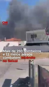 Um incêndio numa zona de mato na Amora, concelho do Seixal, está a ser combatido por 335 operacionais. As chamas lavram perto de casas, que estão a ser ameaçadas, ao que a CNN Portugal conseguiu apurar. Várias estradas estão cortadas nos acessos às zonas residenciais, sendo que um posto de combustível e um supermercado também estão em perigo de serem atingidos pelas chamas. O incêndio começou numa viatura que pegou fogo na A33, junto à Herdade da Aroeira, na zona de Belverde. #incêndio #aroeira 