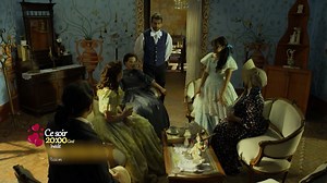 CE SOIR DANS VICTORIA L'ESCLAVE BLANCHE #épisode30 " Adela se dispute avec Isabel, puisqu'Isabel défend Victoria et sa façon de faire, comme le fait d'apporter de la limonade aux esclaves dans les champs et de servir le petit déjeuner dehors, Adela l'a punie et l'oblige à rester dans sa chambre Victoria fait savoir à Miguel que le docteur Lopez est mort Nicolas et Granados parlent au juge pour le convaincre d'être plus flexible avec la punition à Jaime et lui permettre d'aller aux funérailles de