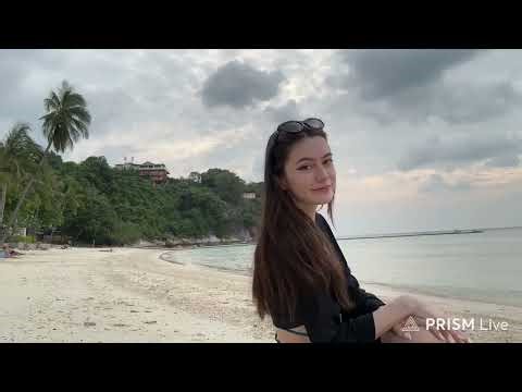 Красотка разделась на пляже в океане. A beautiful woman got naked on the beach in the ocean.