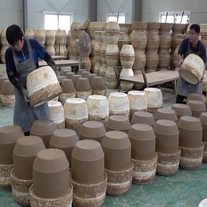 Handmade crafts work of making the big clay jar | Maria Eduarda Amaral