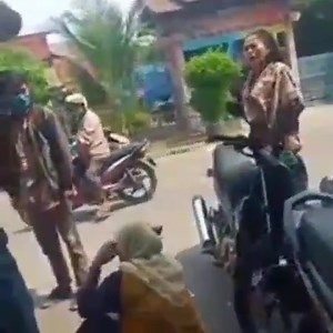 4.5K views · 40 reactions | Modus baru begal motor dengan cara kasih masker gratis dan kasih bius pada masker. . Ibuk ini di kasih masker hratis sama orang taj dikenal di jalan, rupanya masker tersebut sudah dikasih obat bius, akhirnya motor ibu ini diambil, kejadian di tanjung harapan 2 sukarami Palembang. . Hati-hati jika dikasih masker oleh orang tak dikenal. . #MartapuraPedia #palembang | Martapurapedia | Facebook