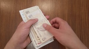 Подросток подсчитывает случайное количество купюр турецкой: стоковое видео (без лицензионных платежей), 3914102981 | Shutterstock