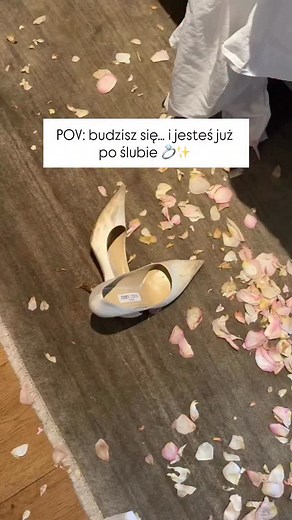 Wesele było epickie? Rozpoznajesz te poranne sceny czy to tylko ja? Buty porzucone, kwiaty wszędzie, garnitur w jednym kącie, suknia w drugim… i tylko obrączki pamiętają wszystko. Jeśli dopiero planujesz swój wielki dzień - weź moją Checkliste Ślubną, żeby przygotować się na całą tę magię (i chaos). Skomentuj tę rolkę słowem Checklista, a wyślę Ci ją za darmo✨ 🎥paris_lawrence 🤍 Ślub 2026, ślubne przygotowania, planowanie ślubu, organizacja ślubu, ślubne porady, ślubne trendy, panna młoda 2026,