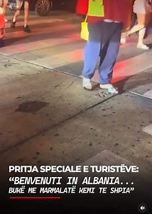Turistët sapo zbresin në Shqipëri… dhe ja kush i pret me “stil shqiptar” 🇦🇱 “Benvenuti in Albania! Bukë me marmalatë kemi te shtëpia… që t’ju zërë fytin!” Mikpritje me batutë – siç dimë vetëm ne! Se kush tha që na mungon protokolli? Ne e kemi me shije… dhe me shumë humor! | Tirana Today News