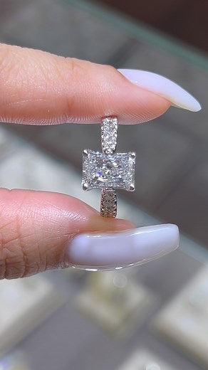 a beautiful 2.5 crt radiant cut diamond set in 18k white gold tapered cathedral style setting.💎✨ #fy #fyp #foryou #foryoupage #ad #love #loveislove #diamonds #diamond #labgrowndiamonds #engagement #engagementjewellery #engagementring #jewelry #jewellery #wedding#radiantcut #radiantcutdiamond | Global Rings Jewelry