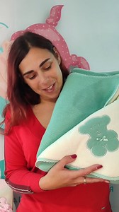 Mantinhas de malha super quentinha, ideal para o inverno, podes usar em qualquer ocasião! ✔Mais modelos disponiveis em site, não demores, que elas esgotam super rápido 🥰 #mantadebebe #inverno #frio #coralina #pirralhos | Pirralhos - roupa para bebés, crianças e complementos