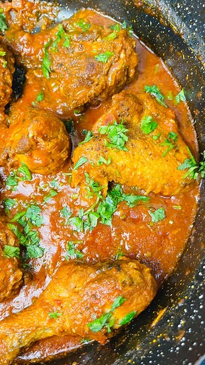 CHICKEN WET FRY - Chicken - Spices of choice 🌼 Garam masala 🌼 Cumin 🌼 Paprika 🌼 Black Pepper 🌼 Coriander 🌼 Salt and Pepper 🌼 Royco Cube - Onion - Garlic - Coriander steams - Tomatoes - Coriander leaves 🍃 - Broth or water | Karen Kamwari Rollier