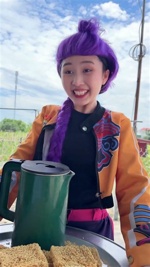 Poor Rumi goes to sell instant noodles #kpop
