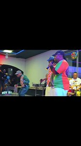 C'est un excellent choix de sujet pour les amateurs de musique ivoirienne. Les Surchocs sont considérés comme l'un des piliers historiques du mouvement Zouglou en Côte d'Ivoire, particulièrement connus pour avoir apporté une touche très rythmée et percussive au genre. Voici une biographie structurée du groupe : 1. Origines et Formation * Débuts (1986-1987) : Le groupe se forme initialement en 1986 à Abidjan. À l'époque, il s'agit d'une grande troupe composée d'une trentaine de jeunes issus de di