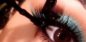 Mini lash curler can blend lashes