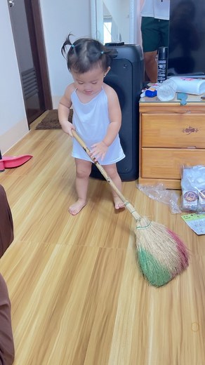 Chinchin is learning to sweep! 😅 #highlightsシ゚ #fypviralシ | Mary Gold Cosap Agas