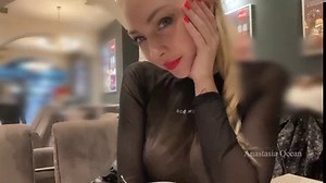 Meine Brustwarzen wurden unter einer durchsichtigen Bluse in einem überfüllten Café hart.