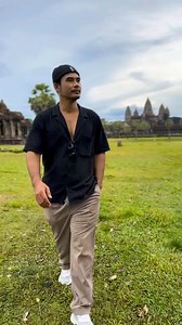 ពាក្យថាស្រឡាញ់អ្នកណាក៏និយាយបាន ដូច្នេះបើយើងពិតជាស្រលាញ់មែនយើងត្រូវតែរួមគ្នាថែរក្សាការពារនិងបង្ហាញឲ្យពិភពលោកបានដឹងថាប្រទេសកម្ពុជារបស់យើងជាប្រទេសតូចតែមានបេះដូងធំ ជាពិសេសគឺមានតំបន់ប្រាសាទអង្គរវត្តដ៏អស្ចារ្យ ដែលជាប្រាសាទមានតែមួយគត់នៅលើពិភពលោក ខ្ញុំពិតជាមានមោទនភាពណាស់ដែលកើតមកជាកូនខ្មែរ 🇰🇭 🖤បេះដូងនឹងស្នាមញញឹមនៃកម្ពុជា🖤 🫰Welcome to Cambodia 🫰 | សុឹម សុភណ្ឌ័ - Sim Sophorn