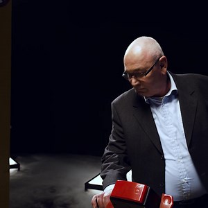 The barcode. Automation has been a reality at Jungheinrich since the 1960s. But a decisive building block in automation was not laid until the late 1980s. Put simply, the barcode enables networking between the truck and the load - the digitalization of the warehouse is unstoppable. You can find more information about the company anniversary here: - Dutch: https://fcld.ly/q7bnj52 - French: https://fcld.ly/labijel #Jungheinrich #YellowMoments | Jungheinrich