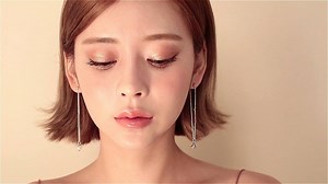 66K views · 2.2K reactions | 大家狂被燒到的眼影官網上架啦！ 珍珠光澤亮粉✨眨眼瞬間電翻眾人 點在臥蠶放大無辜雙眼超可愛心動 三款金棕色系點亮秋冬妝容 新品95折 >> https://goo.gl/5PZ1r3 | Chuumade Taiwan | Facebook