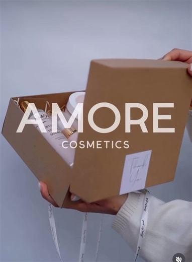 Amore Cosmetic professionelle Linie – jetzt in greifbarer Nähe! 💛 Angereichert mit Keratin und Panthenol, bietet sie Ihrem Haar eine Salonbehandlung im Komfort Ihres Zuhauses. 💁🏽‍♀️🌸 ✨ Ohne Silikone und Parabene ✨ Keratin-Formel zur Stärkung der Haarstruktur ✨ Panthenol für Feuchtigkeit und Schutz 📦 Einfach zu bestellen und genießen Sie erstklassige Feuchtigkeit, Geschmeidigkeit und gesunden Glanz! 🍀 #amorecosmetics #naturpflege #gesundeshaar