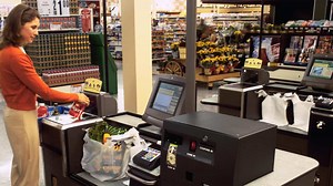 Caisse libre-service: un pourboire demandé pour une carte de vœux fait réagir