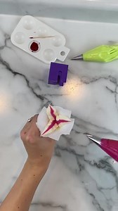  Buttercream stargazer lily  Use white buttercream, deep pink...