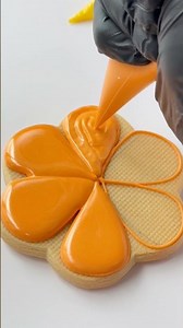 Flower Cookie🧡🌼 Cutters and Recipes link in bio🫶🏼 #cookiedecorating #satisfying #flowers #spring