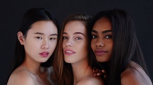 CRAYON (Crayon Cosmetics) #Coloringyourlife แต่งแต้มสีสันให้ชีวิต เครื่องสำอางระดับ Professional ที่แต่งเติมด้วยสีสันหลากหลาย พร้อมมอบความโดดเด่นเปล่งประกายในสไตล์ที่เป็นคุณ สามารถเนรมิตลุคจากสาววัยทำงานธรรมดาให้กลายเป็นสาวสวยชิคทันสมัยแบบมืออาชีพไม่ซ้ำใคร และมั่นใจในทุกการเคลื่อนไหว มอบความโมเดิร์นเพอร์เฟ็คสวยสมบูรณ์แบบ พร้อมเติมสีสันสดใสให้ชีวิตไม่ซ้ำซากจำเจ ทำให้เหล่าสาวๆ ต่างหลงใหลไปกับการแต่งเติมสีสันที่สนุกสนานจนหยุดไม่อยู่ ด้วยงานเครื่องสำอางที่มีเอกลักษณ์โดดเด่นเหนือใคร และทรงเสน่ห์ในสไต