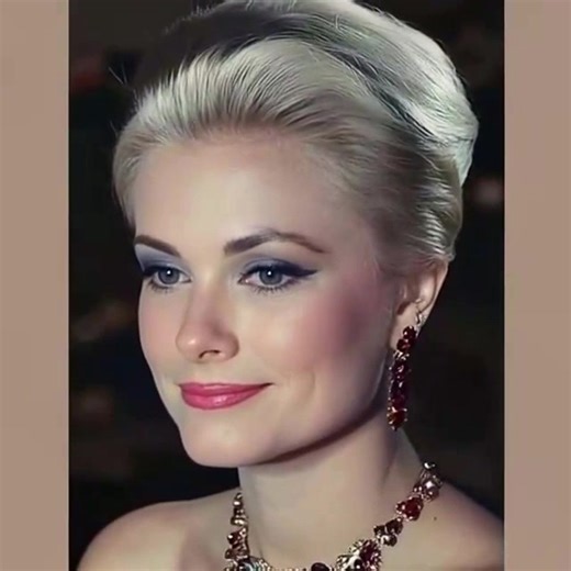 La petite-fille de Grace Kelly a maintenant 26 ans et ressemble à une version plus jeune de sa légendaire grand-mère ! 😲 Regardez les photos dans les commentaires ci-dessous ! | Merci aux Soignants