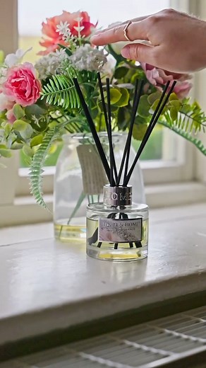 Let the feeling last. With soft florals and a delicate sweetness, the True Enchantment Reed Diffuser brings calm, continuous fragrance to any room - simply and beautifully. 🌸 #reeddiffuser #summerscents #CalmHome #homefragranceproducts #softflorals | Heart & Home