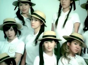 [Fun Fact] SNSD NGAY TỪ ĐẦU KHÔNG PHẢI LÀ CHỦ SỞ HỮU CỦA CA KHÚC CÙNG TÊN “GIRLS’ GENERATION” Lee Seungcheol từng chia sẻ rằng khi nhóm Girls’ Generation ra mắt, ông nhìn thấy tên bài hát “Girls’ Generation” xuất hiện trên bảng tìm kiếm thời gian thực. Ban đầu, ông nghĩ rằng ca khúc cũ của mình sẽ được công nhận là một kiệt tác và được yêu thích trở lại. Tuy nhiên, ông đã hơi thất vọng khi biết rằng đó chỉ là cụm từ liên quan đến nhóm nhạc nữ vừa debut. Dù vậy, đây chỉ là một câu nói đùa trên mộ