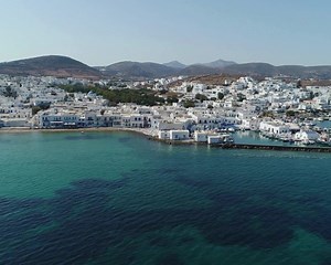 Découvrez Naoussa, ville emblématique de l'île de Paros 🇬🇷 🌅 Avec ses ruelles étroites et ses maisons blanchies à la chaux, cette ville pittoresque respire le charme cycladique 🏛️⚓️ N'oubliez pas de faire un détour dans chaque plage d'eau turquoise de l'île, chaque crique offre un refuge de tranquillité où le sable chaud rencontre les vagues cristallines 🌊🏝 Se laisser bercer par le doux bruit des vagues sous le soleil, ça vous dit ? ☀️ | Cercle des Voyages