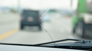VERIFY: Can heat cause your windshield to crack?