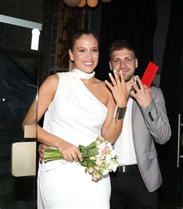 Barbie Vélez se casó con un minivestido blanco con un solo hombro