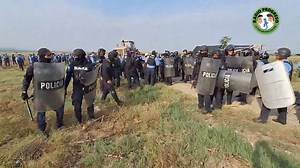 8.4K views · 40 reactions | #ÚltimoMinuto Se torna violento desalojo contra grupo campesino en El Progreso, Yoro. Se reportan personas golpeadas por la policía. | Radio Progreso | Página Oficial | Facebook