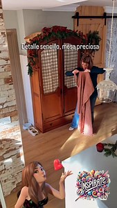 🎀✨ MOÑOS NAVIDEÑOS FIRMES HECHOS CON RETAZOS DE TELA ✨🎀 En este vídeo te enseño cómo aprovechar retazos de tela navideña para crear preciosos moños súper firmes 🎄🙌. Solo cortamos listones, colocamos dos palitos en el borde de la mesa y, pasando la tela entre ellos, formamos moños perfectos. Luego los pegamos en un arito de madera y obtenemos unos portaser­villetas elegantes, económicos y totalmente personalizados. ¡Una idea ideal para vestir tu mesa esta Navidad! 🌟 #NavidadCreativa #DIYNavi