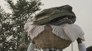 personnes portant en tête une offrande : vidéo de stock (100 % libre de droit) 3510294571 | Shutterstock