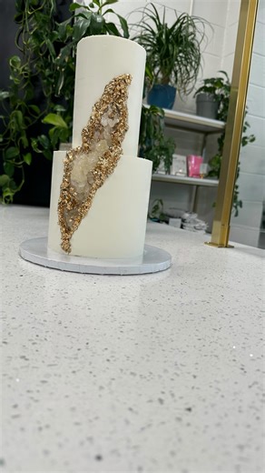 Our first time creating a geode cake and we truly had to trust the process for this one! The end result was 😮‍💨✨💅🏾 ⁣ .⁣ .⁣ .⁣ .⁣ .⁣ #bakerylife #cakeoftheday #cakestagram #bakedgoods #buttercream #bakery #birthdaycake #cakeinspo #cakedecorator #buttercreamfrosting #cakesofinstagram #cakeinspiration #cakelover #cakecakecake #cakespiration #geodecakedesign #foodie #cakestagram #cakegram #geodecake #cakesofig #foodstagram #swankdesserts #charleston | Swank Desserts