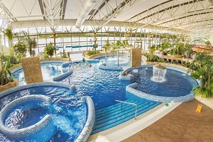 Este increíble complejo termal cuenta con 18 piscinas, 14 saunas y un parque acuático de agua caliente con un volcán