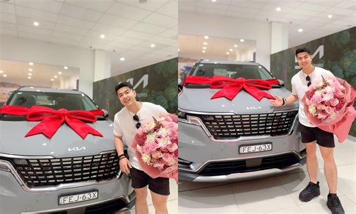 Akira Phan khoe ngoại hình điển trai những ngày đầu năm, gây sốt khi tậu hẳn xế hộp khủng