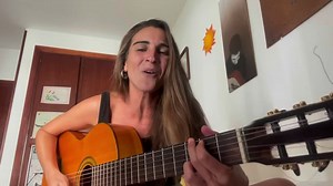“De qué callada manera” ☀️☀️ Adoro esta canción de Pablo Milanés - Oficial y llevo días con ella en bucle porque me alegra la Vida y, además, me sirve pá practicar el tocar ‘tumbando’ con la guitarra y cantar, que no es cosa fácil 😂😂. Aquí os dejo un trocito de esta canción tan llena de amor bonito 🧡 Que os rocíe de frescura como a mi 🌊🌊☀️. Pd: descubrí esta canción en una versión hermosa de Chabuco Magos Herrera y #javierlimon ✨. #lamare #cover #pablomilanes #dequecalladamanera | La Mare