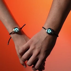 The hottest couple touch bracelets on social media🔥 A brand new way to say love #totwoo #totwoolongdistancebracelets #connecttolove #ldr #couple #couplebracelets #lovegift #bracelets #friendshipbracelets #giftideas | Totwoo Smart Jewelry