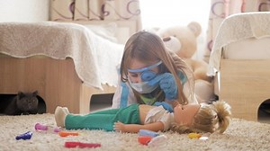 Beautiful Little Girl Playing Doctors Doll: vídeo stock (100% livre de direitos) 1065397309 | Shutterstock
