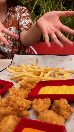 🔁🧡 Repórtense los wingzlovers que aman los findes llenos de crunch y papitas Somos mucho más que alas, conoce nuestro variado menú: linktr.ee/wingznbeer Haz tu pedido escribiendo a WingzBot al WhatsApp: 3115124400 o llámanos a nuestra línea: 3009127373 También puedes pedir por www.wingz.com.coo en nuestra app Wingz #ForeverYoung #Domicilios #Alitas #Pereira #Bogotá #Manizales #Medellín #Vintage #Friends #Oldies | Wingz N Beer