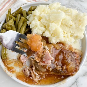 Slow Cooker Apple Pie Pork Chops #slowcookerapplesandporkchops #slowcookerapplepieporkchops #slowcookerporkchops #crockpotporkchops #porkchops | Foodlovinfamily