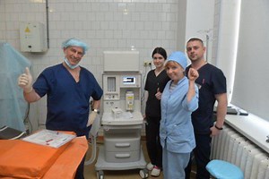 Boris Lozhkin has given over a high-end anesthesia ventilator to the Kyiv hospital