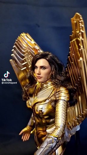 1K views | WONDER WOMAN 1984 GOLDEN ARMOR DELUXE HOT TOYS. DISPONIBLE EN TIENDA. | Organa Coleccionables | Facebook