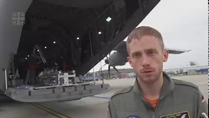 Der A400M auf komplexer Testmission. Erstmals wird eine Drohne aus dem Transportflugzeug abgesetzt. Dazu werden die Triebwerke der Drohne zunächst aus der Kontrollstation des Flugzeugs im Flug gestartet. Danach geht die Kontrolle über die Drohne an die Bodenstation über. Ein wahrhaft beeindruckendes Manöver. Heute für euch im Video! Welche Jobmöglichkeiten es rund um die vielseitigen Fluggeräte der Bundeswehr gibt, erfahrt ihr hier: https://fcld.ly/fluggeräte | Bundeswehr Karriere